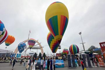 Bay khinh khí cầu miễn phí tại Lễ hội Hoa Phượng đỏ 2024