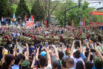 Người dân trầm trồ xem diễu binh, diễu hành 70 năm Chiến thắng Điện Biên Phủ