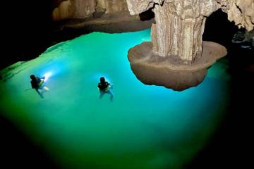 Phát hiện hồ nước độc đáo trong hang động Quảng Bình