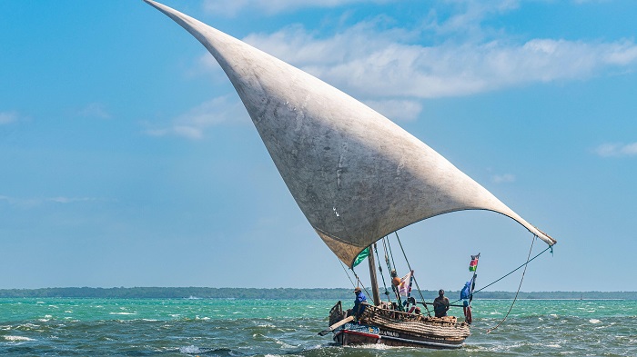 Ngồi trên thuyền dhow và thưởng thức thiên nhiên là một trong những trải nghiệm đáng nhớ nhất Kenya