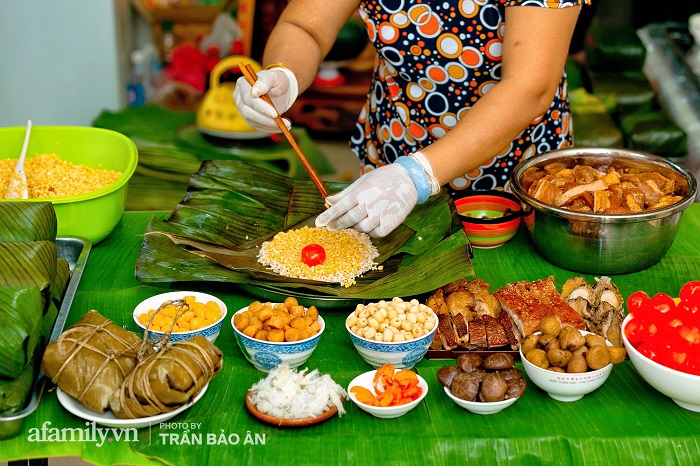 Công đoạn làm bánh bá trạng Tết Đoan Ngọ khá cầu kỳ và tốn nhiều thời gian