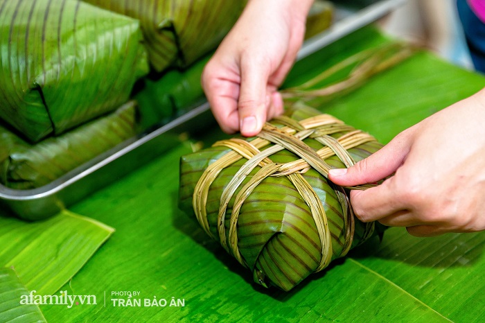 Bánh bá trạng Tết Đoan Ngọ được đem luộc từ 6-8 tiếng