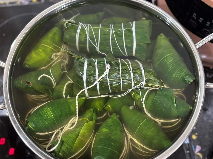 Bánh bá trạng Tết đoan ngọ được gói một cách khéo léo