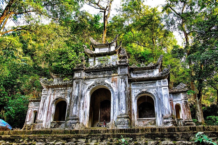 Đền Cô Tiên nằm trên núi Trường Lệ, một điểm đến gần các khu vui chơi ở Sầm Sơn Thanh Hóa