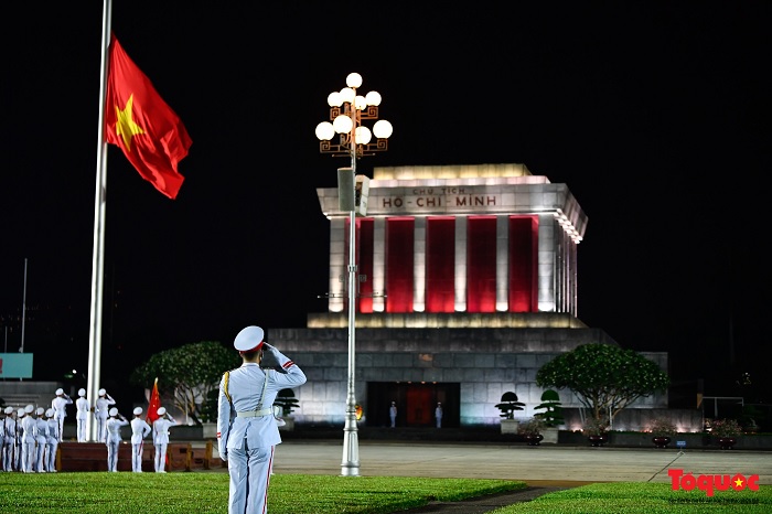 Lễ hạ cờ Lăng Bác diễn ra tại Quảng trường Ba Đình