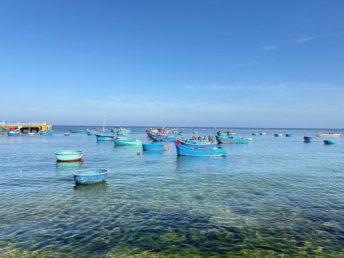 Khung cảnh tuyệt đẹp khi đứng ngắm từ bờ kè Thái An.
