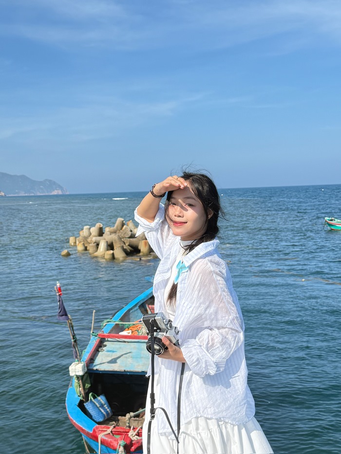 Với vẻ đẹp thanh bình, bờ kè Thái An Ninh Thuận là lựa chọn của nhiều bạn trẻ đi chill. 