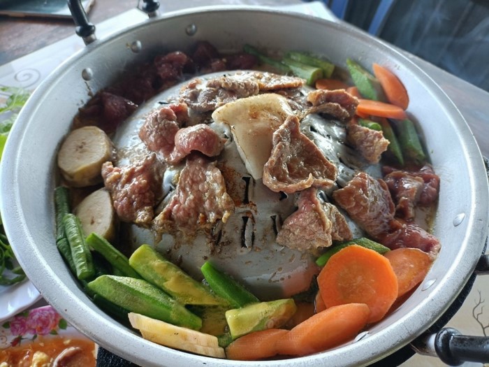 Bò leo núi Tân Châu An Giang là món ăn đặc sắc kết hợp giữa nướng và lẩu.