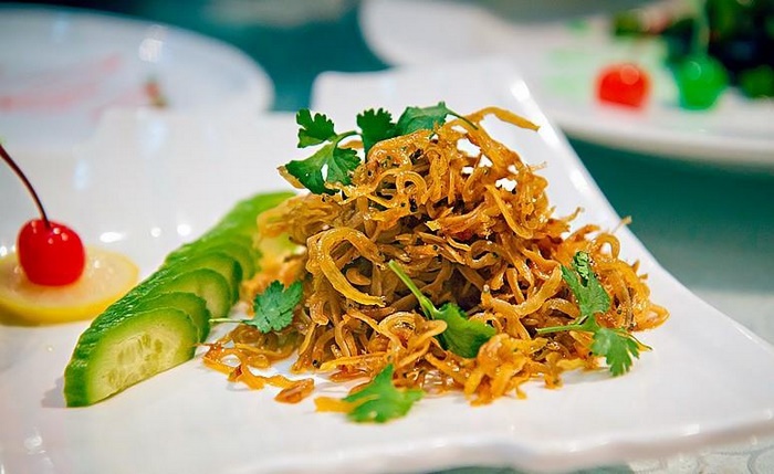 Cá ngần chiên giòn là món khoái khẩu của nhiều người.