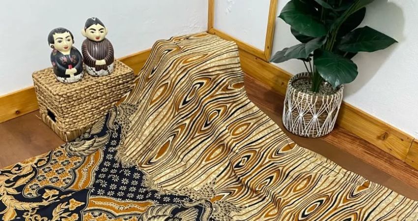 Bạn có thể chọn các sản phẩm từ vải batik để mua về làm quà