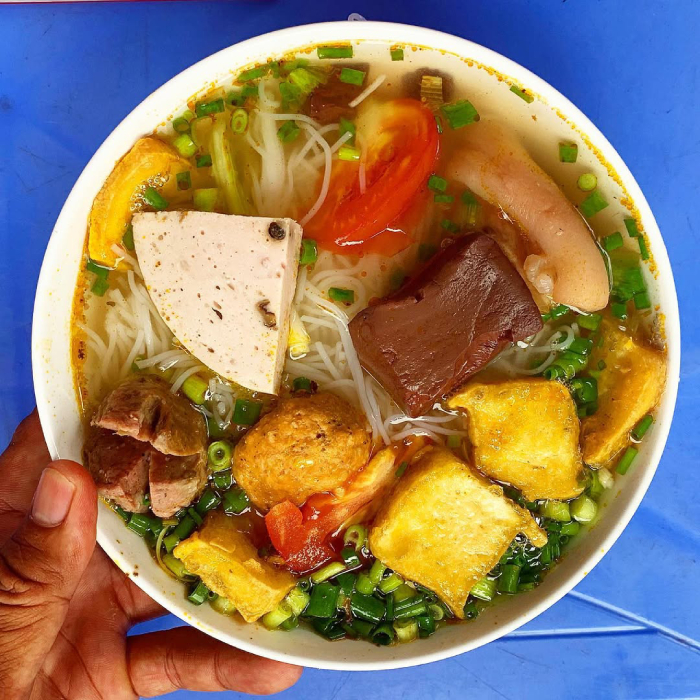 Bún riêu ăn cùng lưỡi heo đậm đà rất thú vị