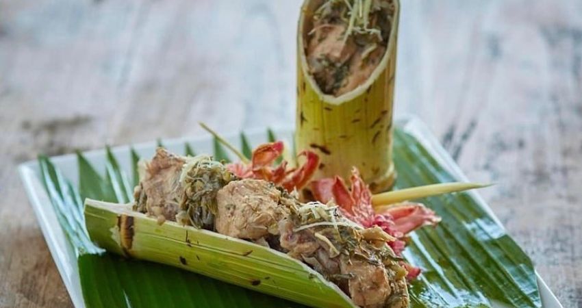 Gà nấu trong ống tre