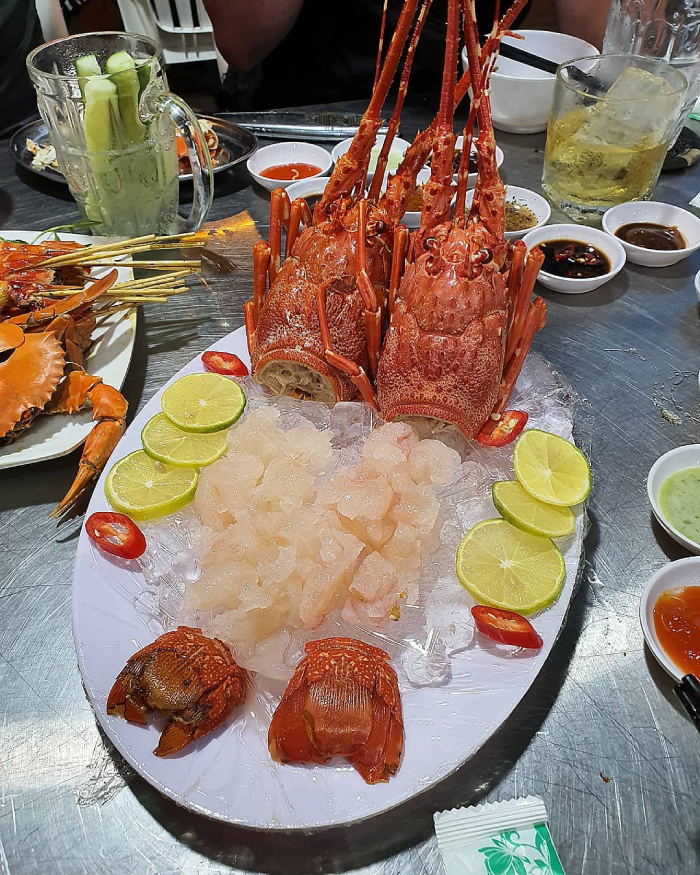 Tôm hùm hấp dẫn với phần thịt chắc mẩy chấm cùng các loại sốt thơm ngon