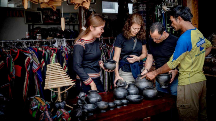 Làng gốm thu hút nhiều người yêu thích văn hóa tới chiêm ngưỡng