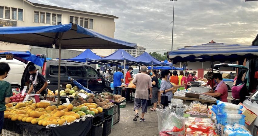 Bạn có thể mua sắm tại các khu chợ truyền thống tại Muar để có trải nghiệm đa dạng
