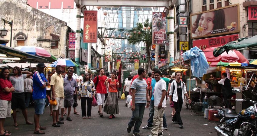 Du khách đừng quên ghé qua các khu chợ truyền thống để có trải nghiệm đa dạng hơn