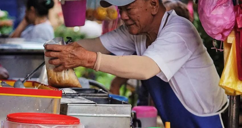 Du khách có thể đến các khu chợ địa phương để chọn lựa nhiều mặt hàng chính gốc