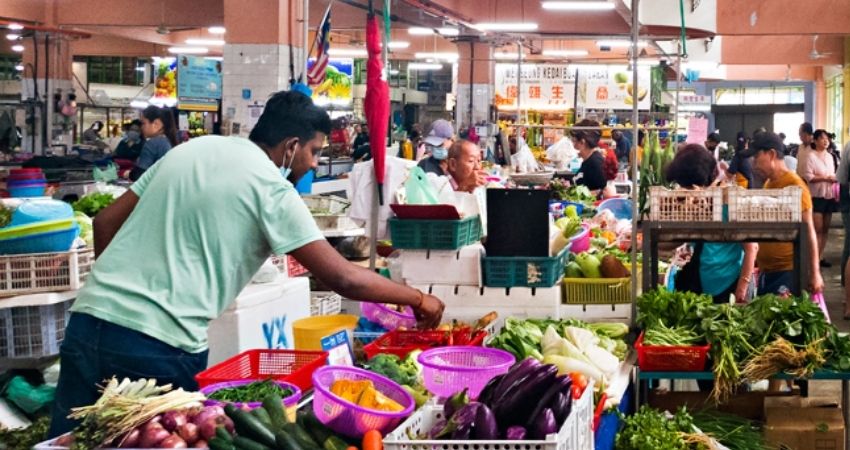 Du khách mua sắm tại các khu chợ địa phương tại Tanjung Bungah nên chuẩn bị tiền mặt để dễ dàng mua sắm