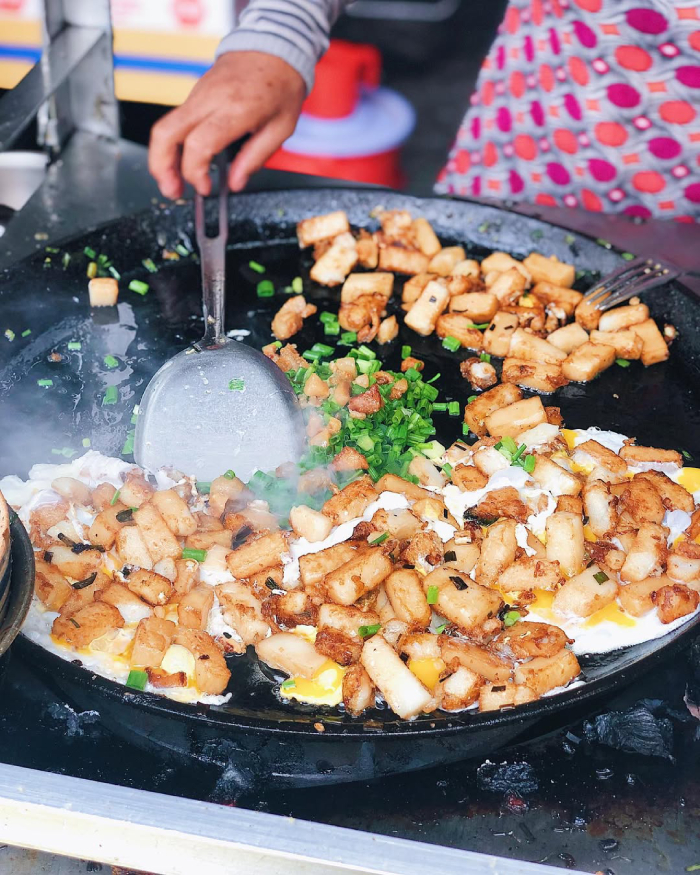 Bột chiên là món ăn vặt được yêu thích của giới trẻ