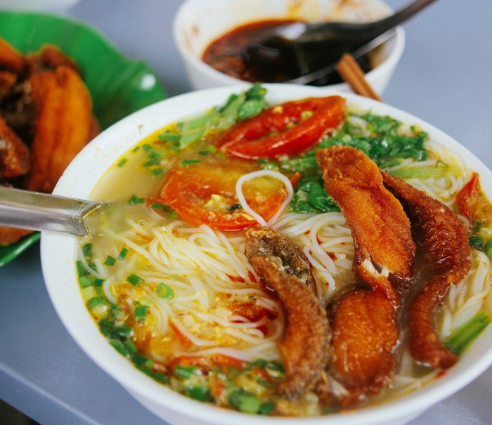Tất cả các nguyên liệu hòa quyện tạo nên thành phẩm là bát canh cá nóng hổi, thơm lừng.