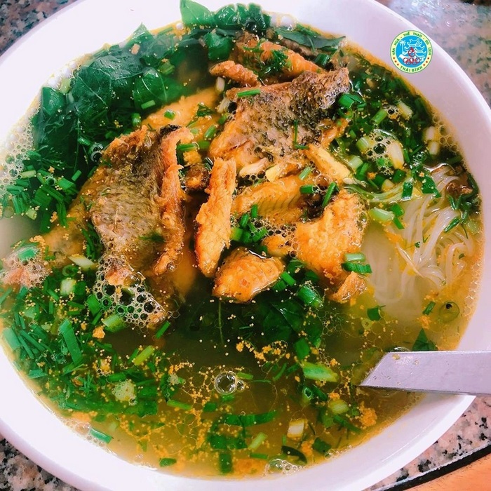 Điểm đặc sắc của canh cá Quỳnh Côi Thái Bình nằm ở sự kết hợp tinh tế giữa các nguyên liệu dân dã.