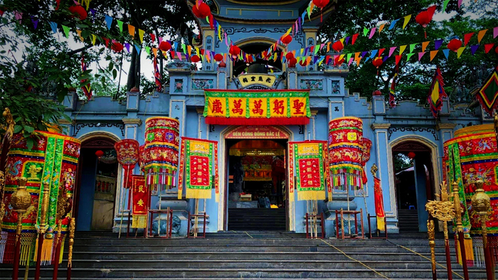 Tham quan đền Công Đồng Bắc Lệ