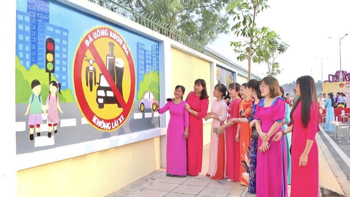 Dĩ An có gì chơi? Tham quan con đường bích họa
