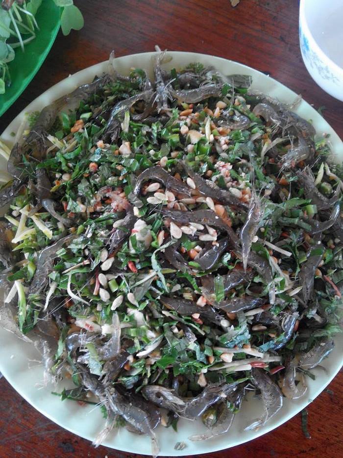 Món ăn tại quán Bàu Trạng Tép Nhảy được chế biến luôn tươi sống.