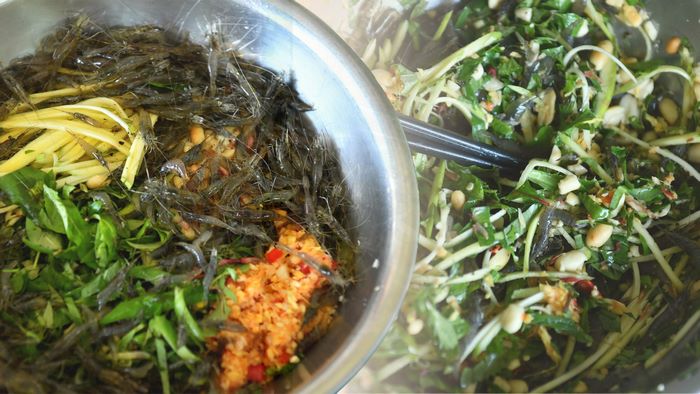 Gỏi tép nhảy Bàu Trạng là một đặc sản độc đáo của vùng Vĩnh Tú, Vĩnh Linh, Quảng Trị.