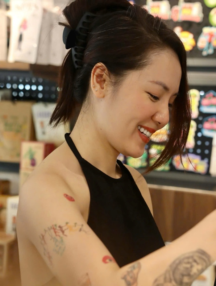 Nữ ca sĩ từng chia sẻ rằng niềm vui đôi khi chỉ đơn giản là được ăn ngon, ngủ ngon và giữ tinh thần vui vẻ mỗi ngày. 
