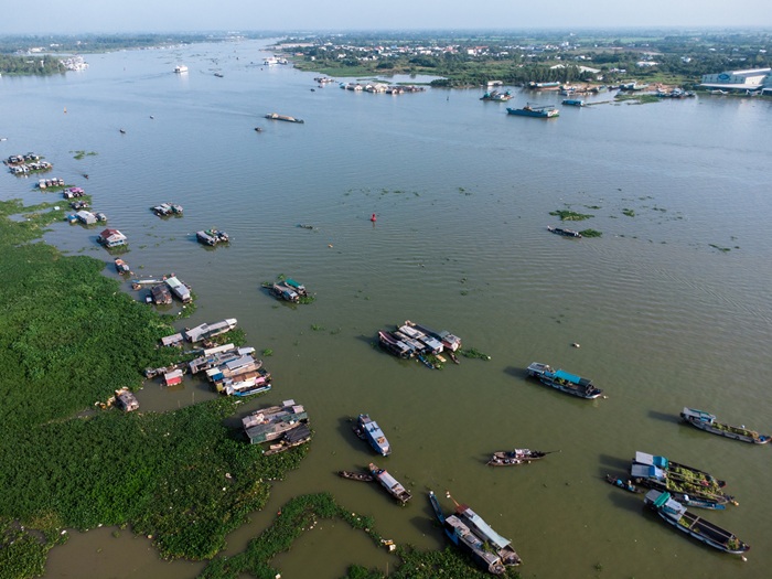 Một đoạn sông nhộn nhịp với ghe, thuyền, hiện lên đời sống gắn bó với sông nước cùng hoạt động giao thương đặc trưng của cư dân vùng đồng bằng.