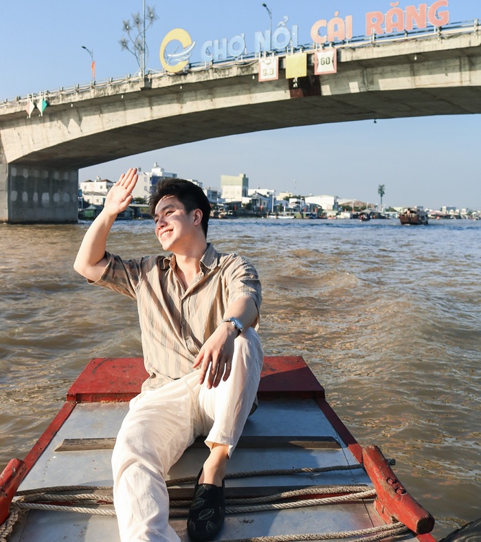 Minh Hoang trong chuyến đi du lịch về miền Tây. 
