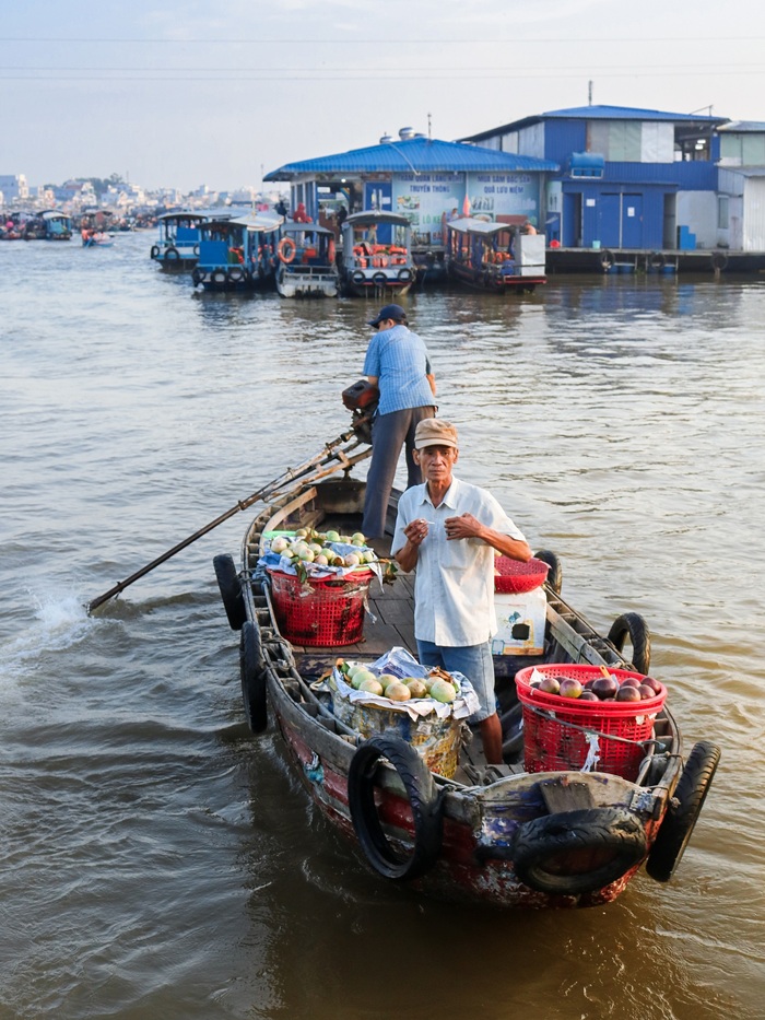 Chiếc ghe chở đầy nông sản, tái hiện sinh động nhịp giao thương đặc trưng của chợ nổi miền sông nước. 