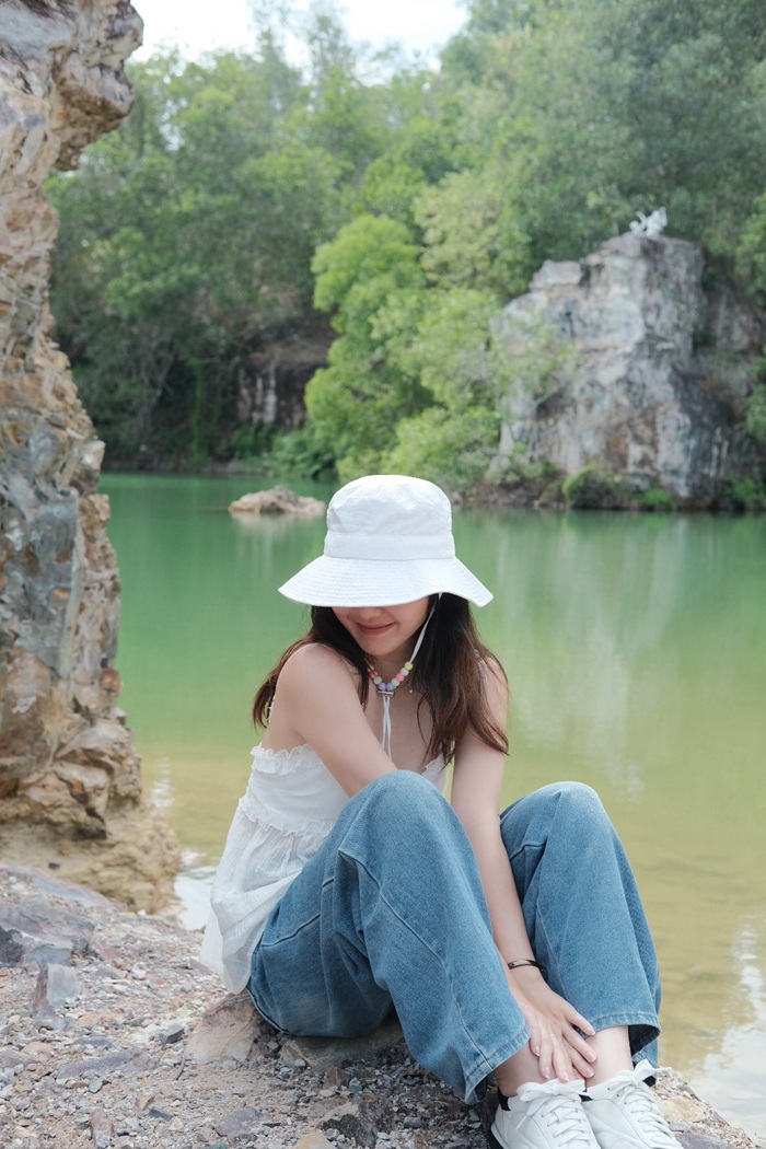 Hành trình chinh phục con dốc dài dẫn lên hồ khiến trải nghiệm khám phá Hồ Tà Pạ trở nên đáng nhớ hơn. Ảnh: NVCC