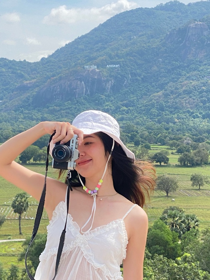 Chị Phương Hồng Thủy cho biết cảm giác đầu tiên khi đặt chân đến Hồ Tà Pạ là sự choáng ngợp trước màu nước xanh ngọc và khung cảnh yên bình nơi đây. Ảnh: NVCC