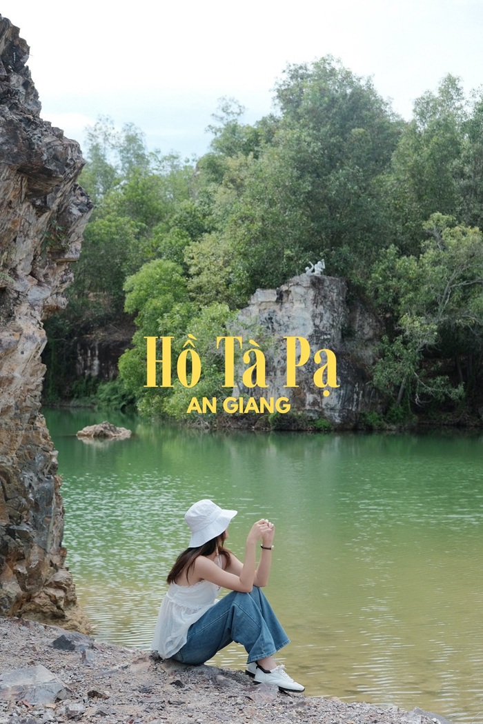 Chị Phương Hồng Thủy thích thú ghi lại khoảnh khắc bên mặt hồ xanh ngọc tại Hồ Tà Pạ, huyện Tri Tôn, An Giang. Ảnh: NVCC