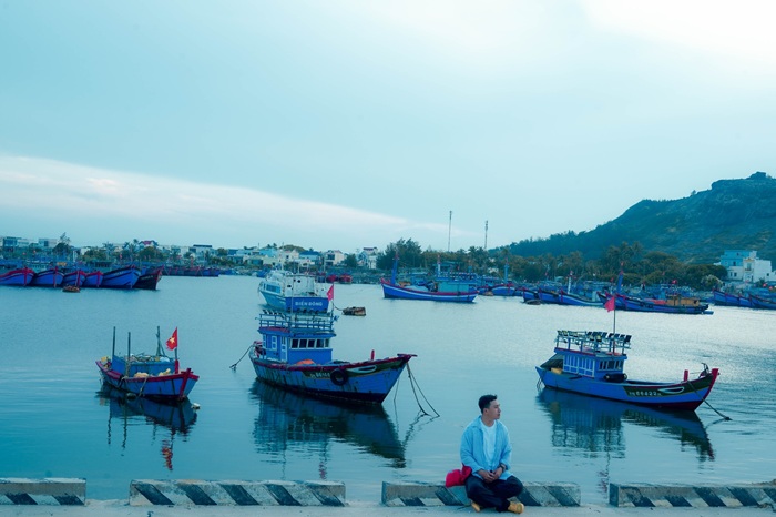Vẻ đẹp bình yên giữa biển xanh, núi hùng vĩ làm nên bức tranh thiên nhiên hoàn hảo. 