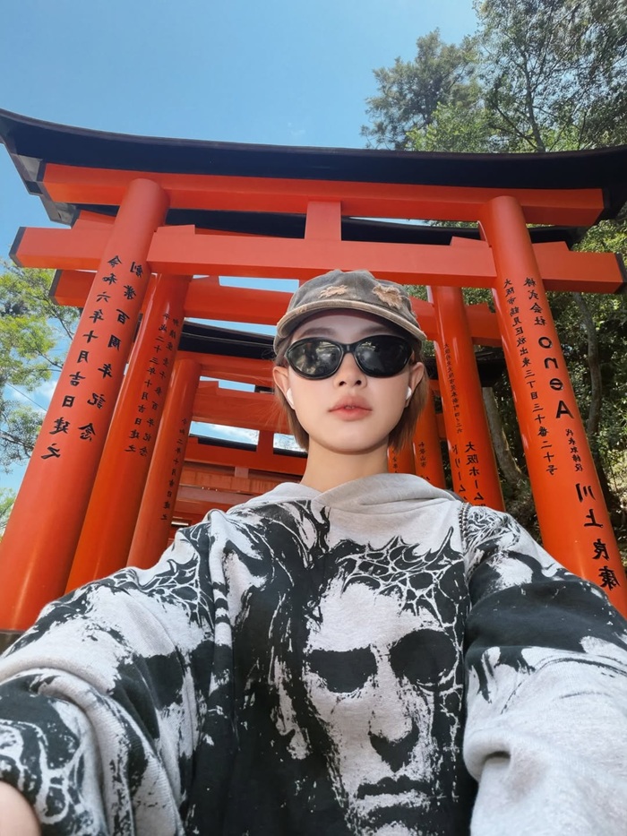 Châu Bùi ghé thăm Fushimi Inari Taisha, một trong những điểm đến nổi tiếng với hàng nghìn cổng torii đỏ đặc trưng. Ảnh: Instagram nhân vật