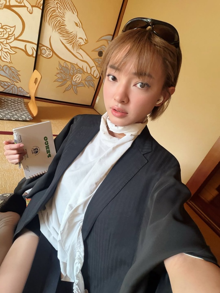 Châu Bùi check-in trong không gian truyền thống kiểu Nhật, lựa chọn phong cách tối giản nhưng vẫn cá tính. Ảnh: Instagram nhân vật