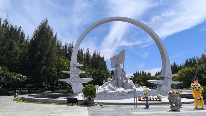 Tượng đài chiến sĩ trong Khu tưởng niệm chiến sĩ Gạc Ma biển Cam Ranh Khánh Hòa 