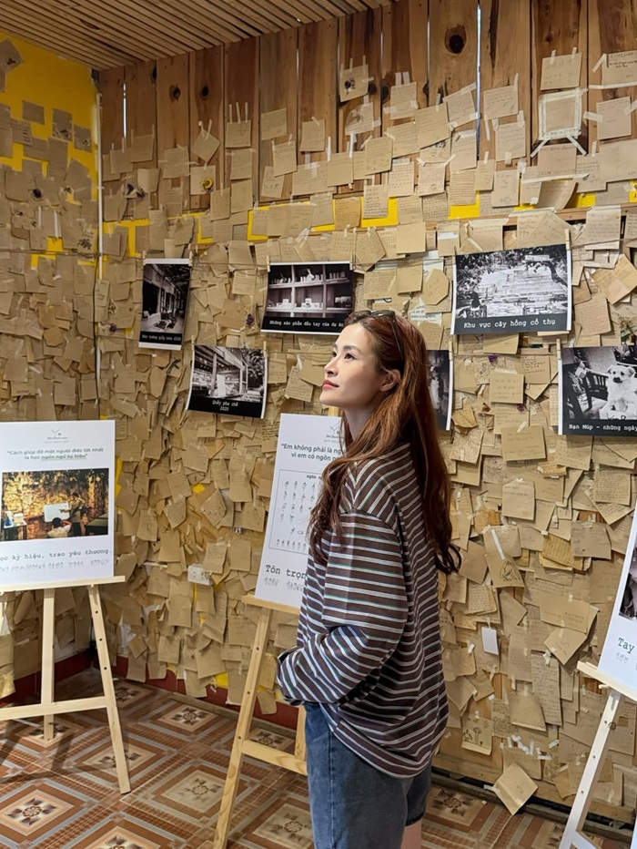 Đông Nhi ghé quán cà phê được trang trí với phong cách cổ điển. Ảnh: Instagram nhân vật