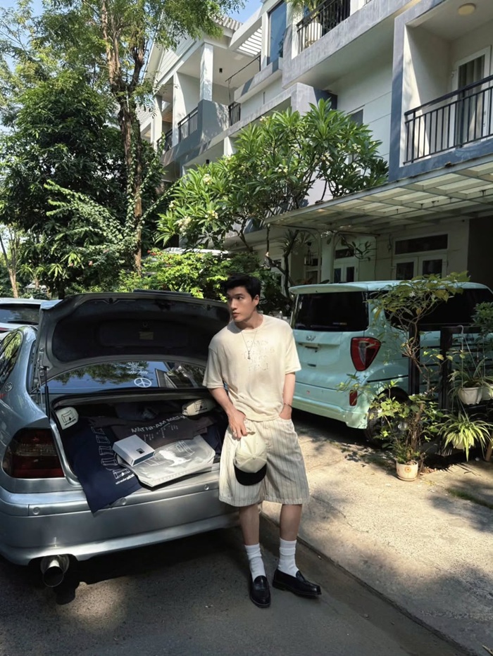 Dù diện trang phục giản dị, HIEUTHUHAI vẫn khiến người hâm mộ ấn tượng với visual điển trai. Ảnh: Instagram nhân vật