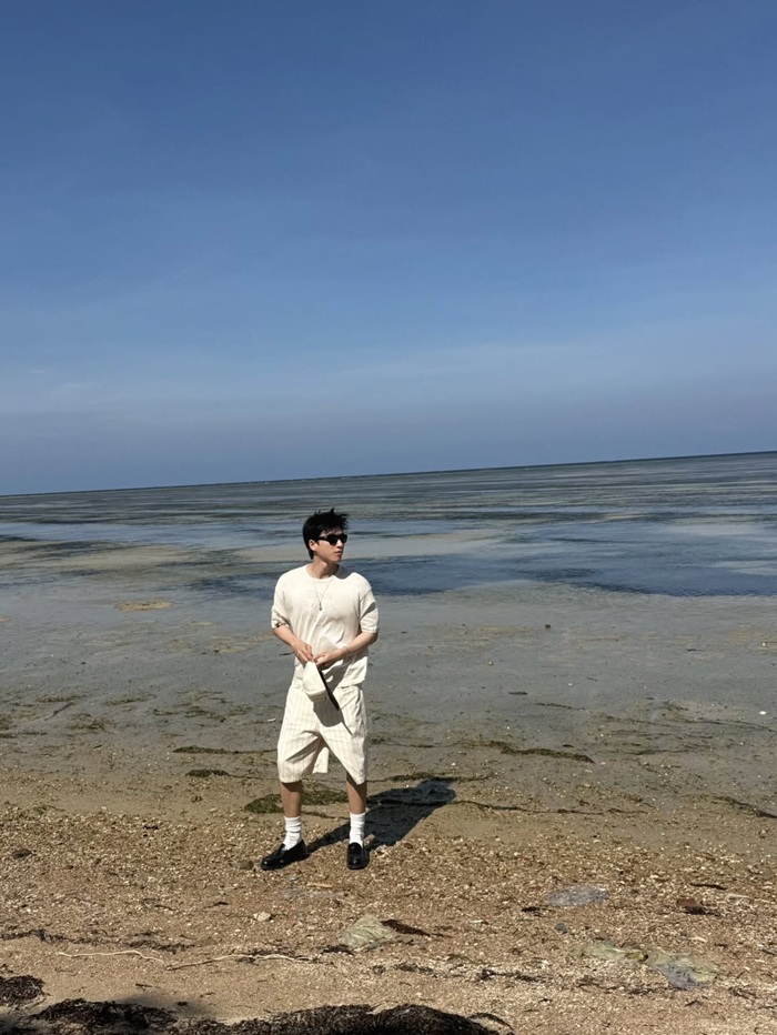 HIEUTHUHAI phối các item merch như áo thun, nón vào trang phục để quáng bá sản phẩm trong album lần này. Ảnh: Instagram nhân vật