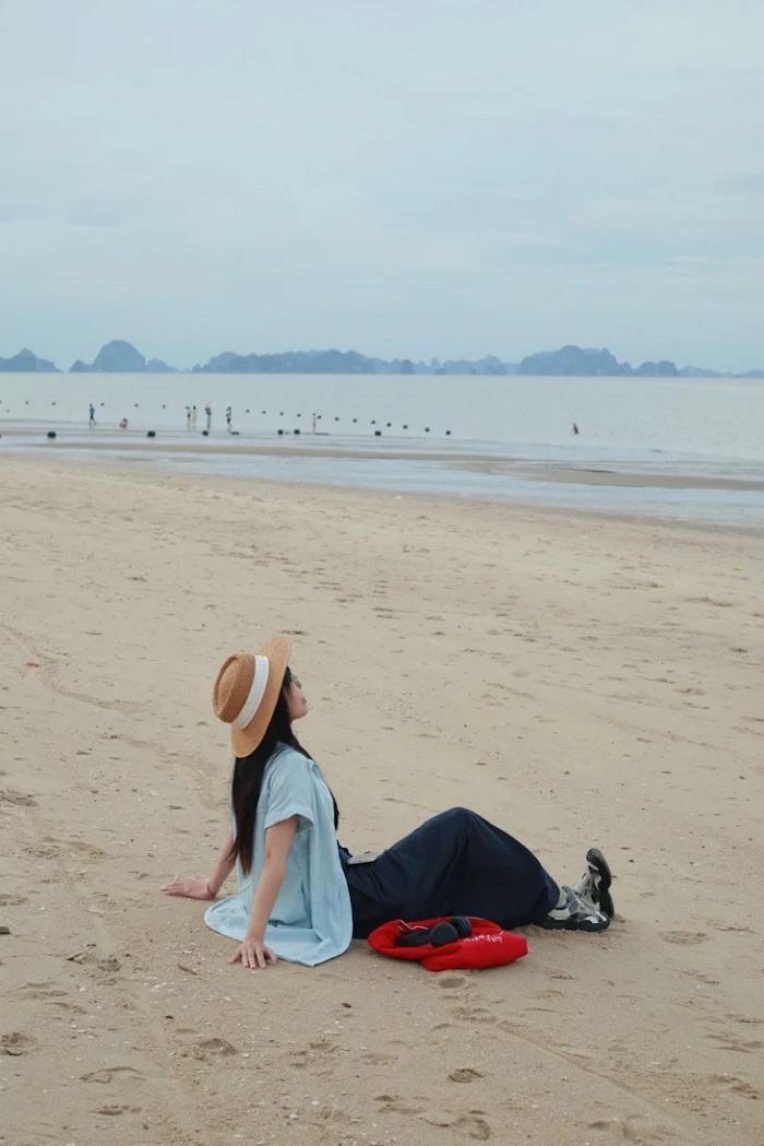 Một bãi biển đẹp gần Hà Nội khác là bãi biển Bãi Cháy Hạ Long.