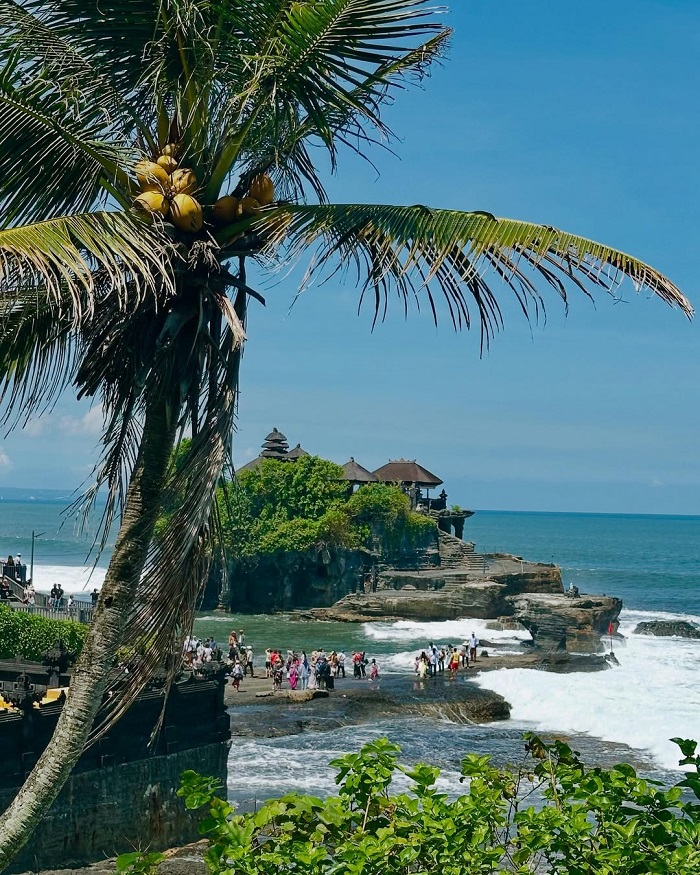 Đền Tanah Lot Bali thờ các vị thần biển