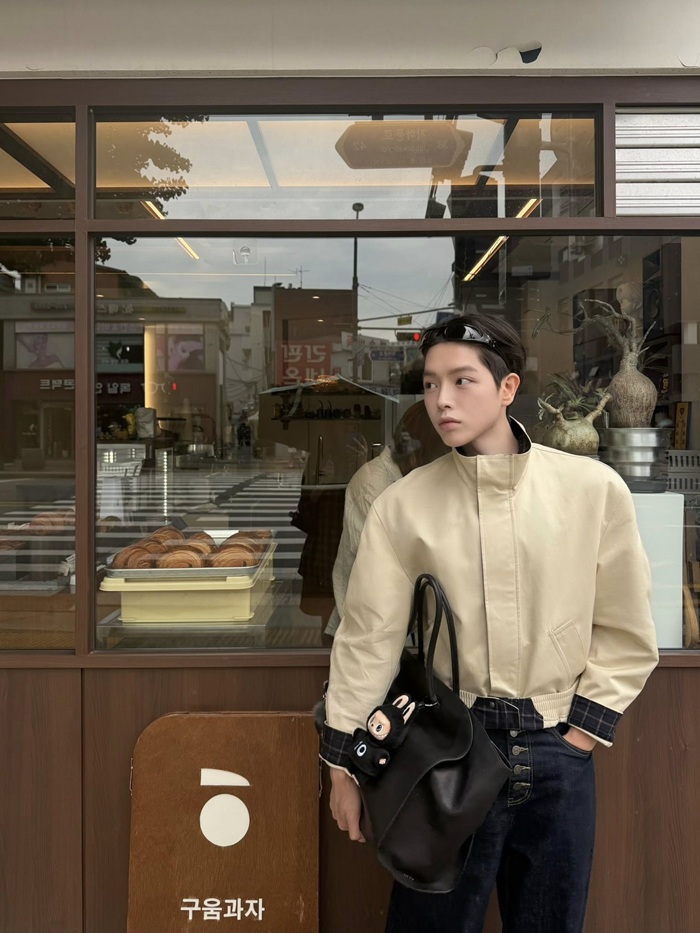 Nam ca sĩ Đức Phúc diện trang phục tối giản, được người hâm mộ ví như “oppa Hàn Quốc” trong chuyến đi. Ảnh: FBNV