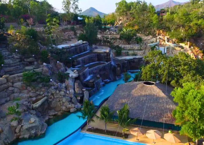 Nha Trang còn sở hữu hệ thống khách sạn và resort cao cấp trải dài dọc bờ biển