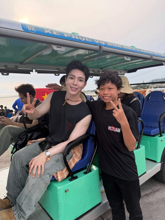 “Bắt gặp anh trai Erik tại đảo Lý Sơn. Mùa này mà không đi là tiếc lắm nha”, một tài khoản chia sẻ đầy hào hứng sau khi tình cờ gặp nam ca sĩ.