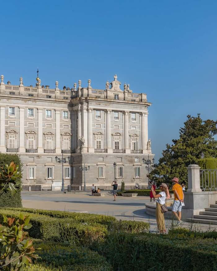 Kinh nghiệm du lịch Madrid Tây Ban Nha - Ghé thăm cung điện Hoàng gia