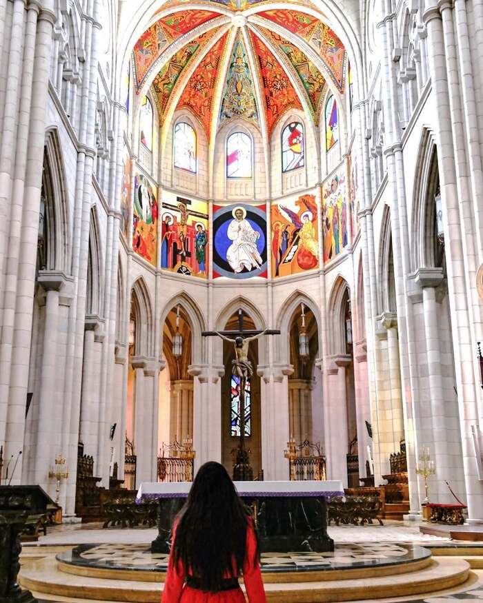 Kinh nghiệm du lịch Madrid Tây Ban Nha - Ghé thăm Catedral de la Almudena